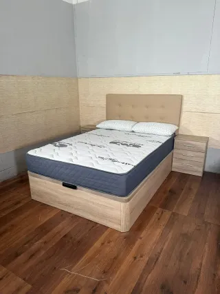 Cama canapé y colchón con cabezal y mesitas