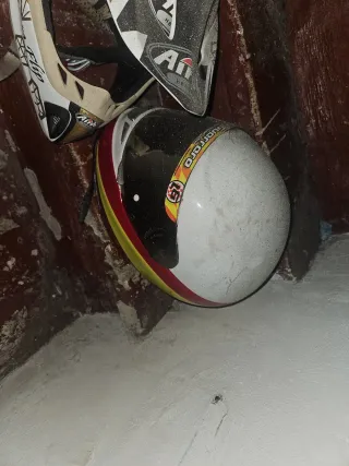 Lote 2 cascos de moto solo estan con polvo