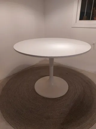 Mesa redonda de cocina blanca