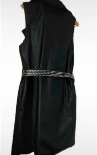 Chaleco de cuero negro abierto