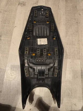 Asiento KEEWAY RKS 125 segunda mano