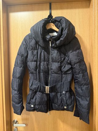 Abrigo de plumas Karen Millen negro