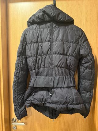 Abrigo de plumas Karen Millen negro