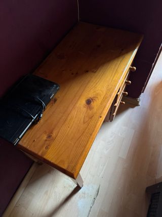 Scrivania in legno di pino