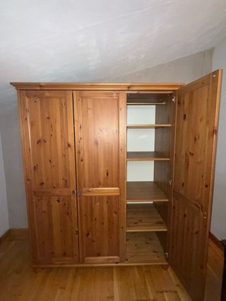Armario madera con puertas dobles y puerta simple