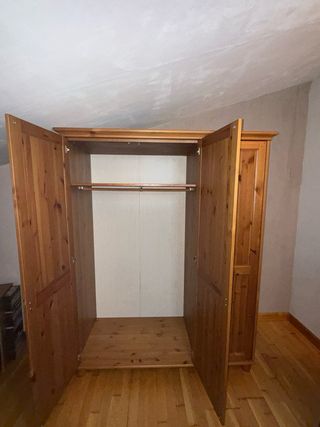 Armario madera con puertas dobles y puerta simple