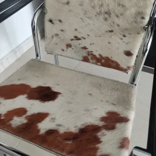 2 Sillas de piel de vaca Estilo Le Corbusier