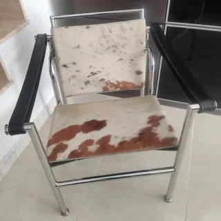 2 Sillas de piel de vaca Estilo Le Corbusier