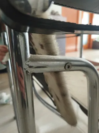 2 Sillas de piel de vaca Estilo Le Corbusier