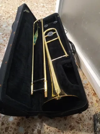 Trombón dorado con funda