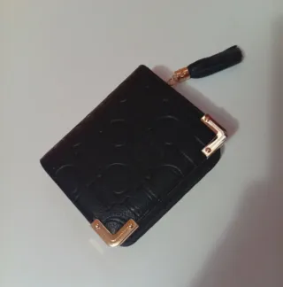 Cartera monedero negra con detalle