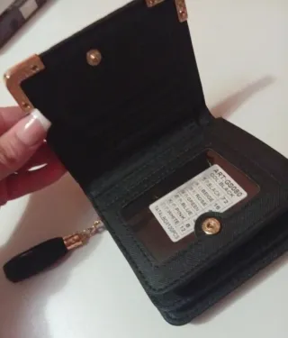 Cartera monedero negra con detalle