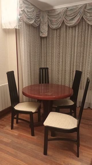 Mesa redonda y 4 sillas