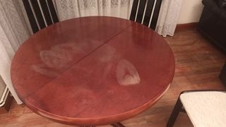 Mesa redonda y 4 sillas