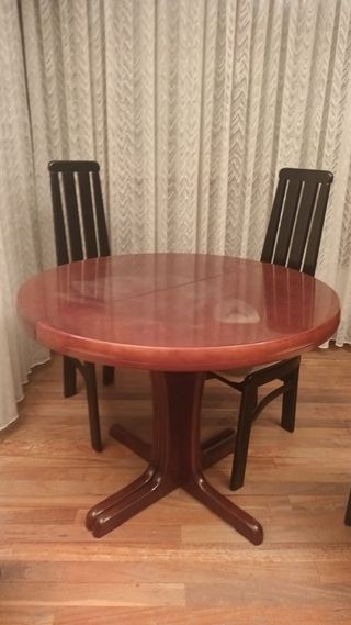 Mesa redonda y 4 sillas