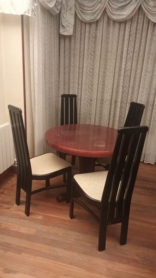 Mesa redonda y 4 sillas