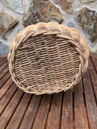 Cesta antigua de mimbre para huevos