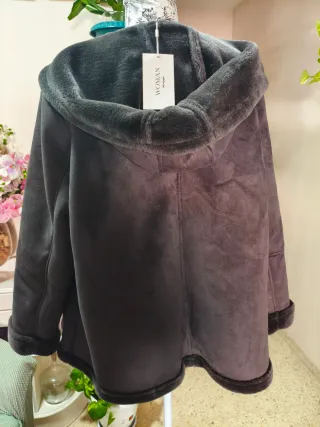 Abrigo gris con capucha y forro de pelo