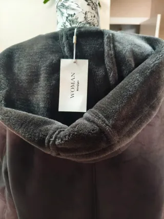 Abrigo gris con capucha y forro de pelo