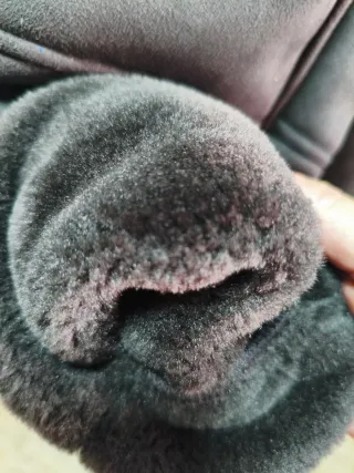 Abrigo gris con capucha y forro de pelo