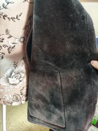 Abrigo gris con capucha y forro de pelo