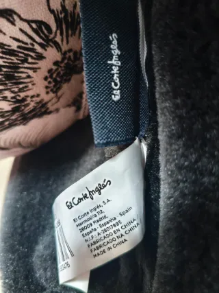 Abrigo gris con capucha y forro de pelo