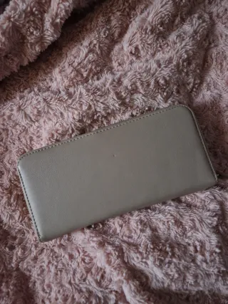 Cartera Guess Beige y Dorada