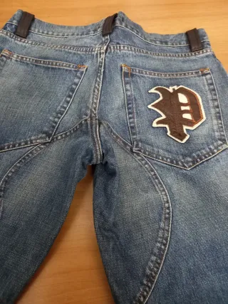 Jeans vintage blu con patch