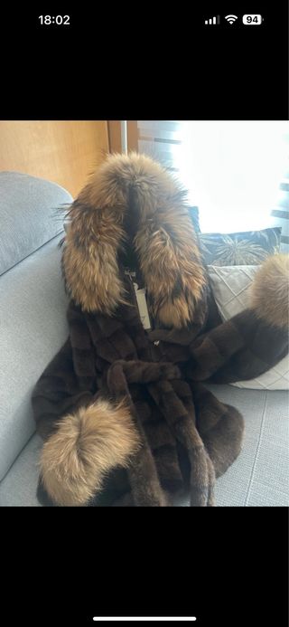 Abrigo de lujo con capucha de pelo