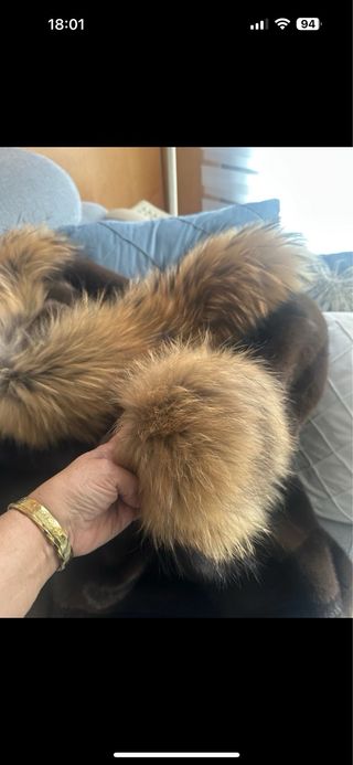 Abrigo de lujo con capucha de pelo