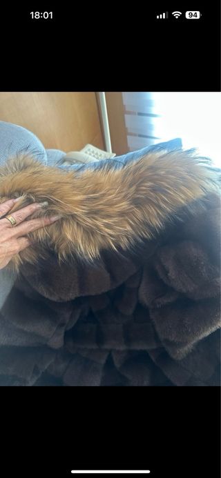 Abrigo de lujo con capucha de pelo