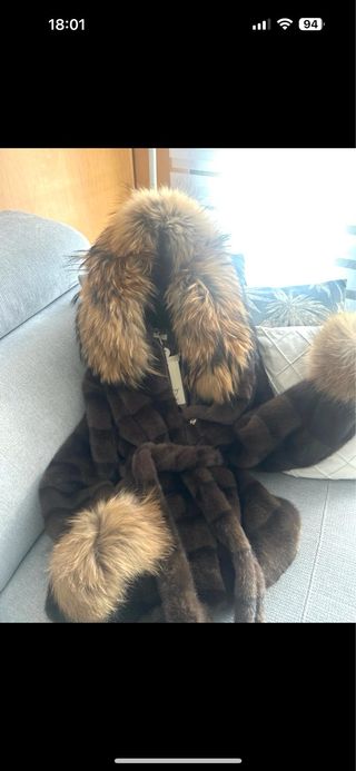 Abrigo de lujo con capucha de pelo