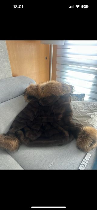 Abrigo de lujo con capucha de pelo