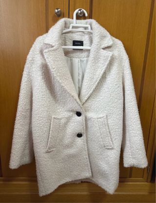Abrigo Bershka blanco talla S