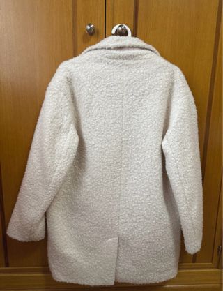 Abrigo Bershka blanco talla S