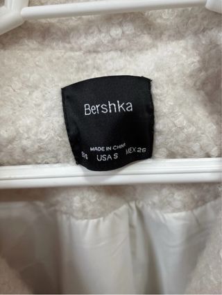 Abrigo Bershka blanco talla S