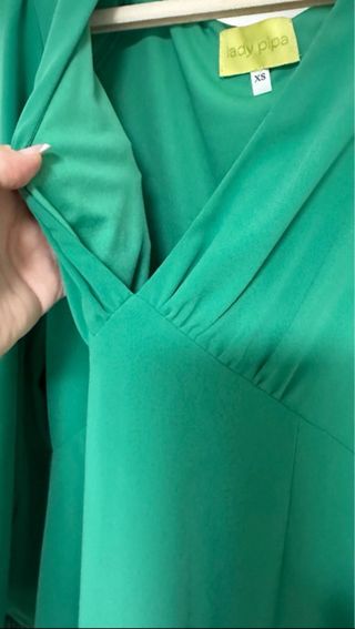 Vestido verde invitada con plumas