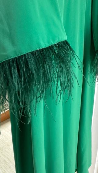 Vestido verde invitada con plumas