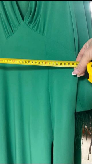 Vestido verde invitada con plumas