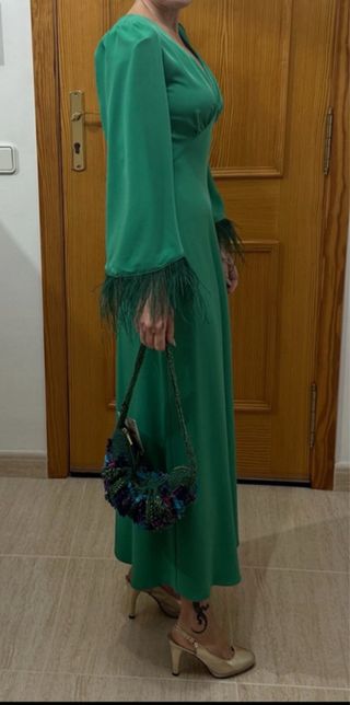 Vestido verde invitada con plumas