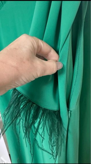 Vestido verde invitada con plumas