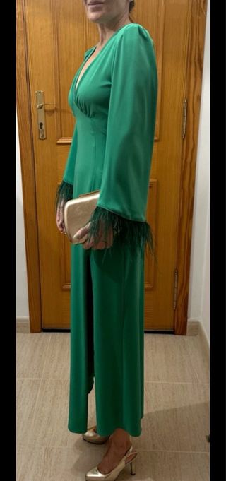 Vestido verde invitada con plumas