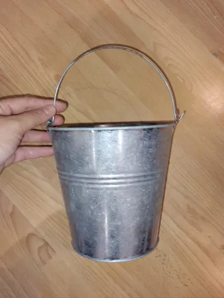 Cubo metálico plateado