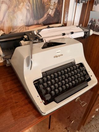 Máquina de escribir Olympia con ñ