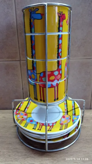 Tazze e piatti con giostre di giraffe