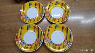 Tazze e piatti con giostre di giraffe