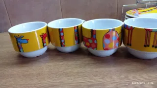 Tazze e piatti con giostre di giraffe