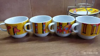 Tazze e piatti con giostre di giraffe