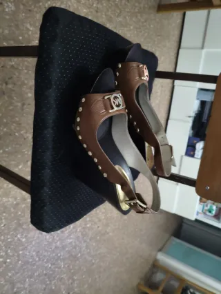 Zapatos Michael Kors Tacon Marrón y Dorado