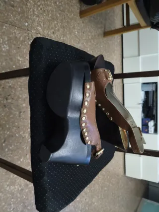 Zapatos Michael Kors Tacon Marrón y Dorado